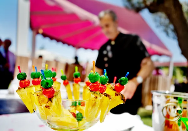 Catering ao ar livre e coquetel. Eventos e celebrações alimentícias.Frutas — Fotografia de Stock