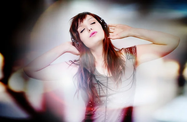 Hermosa mujer joven escuchando música con auriculares —  Fotos de Stock