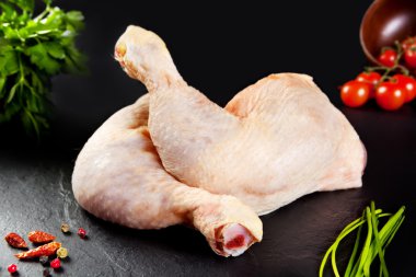 Çiğ et. Beyaz uyluk pişmemiş tavuk tavuk domates ile