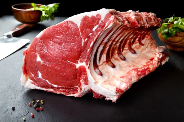 Carne fresca e cruda. Costolette e braciole di maiale crude, non tagliate pronte alla griglia e fondo barbecue — Foto Stock