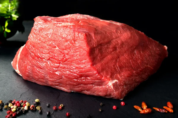 Carne de porco não cozida carne fresca de vitela. Carne vermelha fresca com especiarias no fundo — Fotografia de Stock