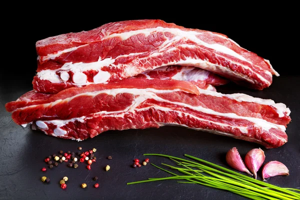 Ruwe varkensvlees. Vers varkensvlees chop spek en bacon en gegrild Bbq — Stockfoto