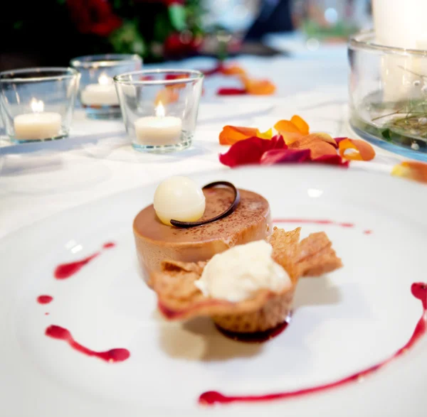 Dessertteller auf Restauranttisch fertig. Schokoladeneis, Obst und Kekse. Romantischer Restauranttisch — Stockfoto
