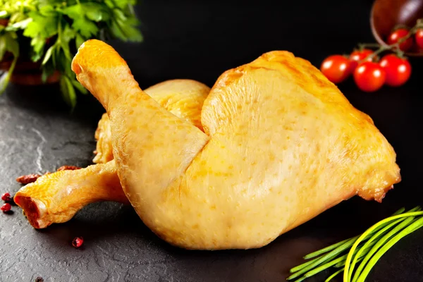 Rohes und frisches Fleisch. Hühnerschenkel ungekocht gelb Mais gefüttert schwarzem Stein Hintergrund — Stockfoto