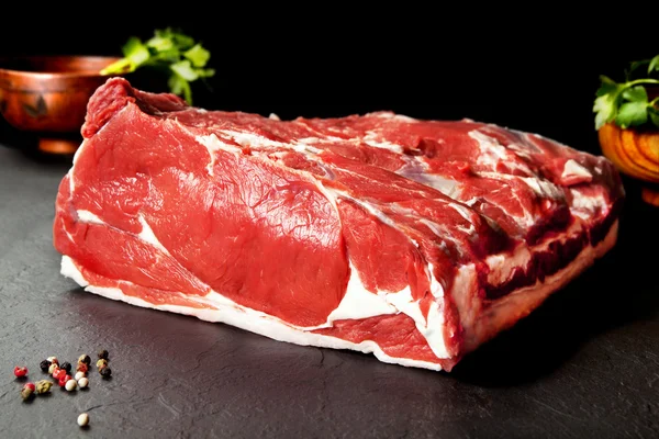 Carne fresca e cruda. Ribeye. Pezzo intero fresco di bistecca — Foto Stock