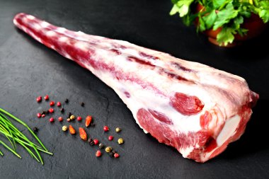Taze ve çiğ et. Ham öküz kuyruğu pişirmeye hazır. Arka plan siyah yazı tahtası