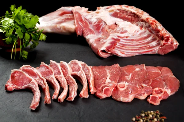 Carne fresca e crua. Costelas e costeletas de porco não cozidas, prontas para grelhar e churrasco — Fotografia de Stock