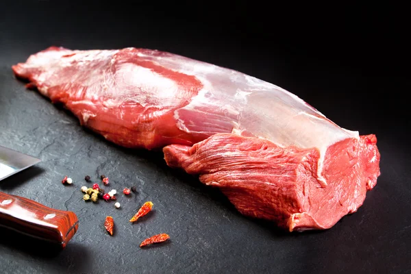 Frisches und rohes Fleisch. ganze Stück Roaststeaks in einer Reihe fertig zum Kochen. Hintergrund schwarze Tafel — Stockfoto