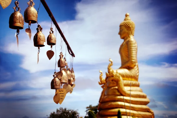 Fila de sinos dourados no templo budista. Buda grande na Tailândia. Viagem para a Ásia , — Fotografia de Stock