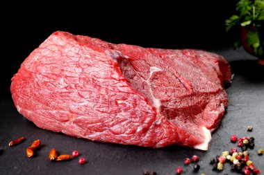 Taze ve çiğ et. Tüm parça kırmızı et ızgara veya Barbekü yemek hazır