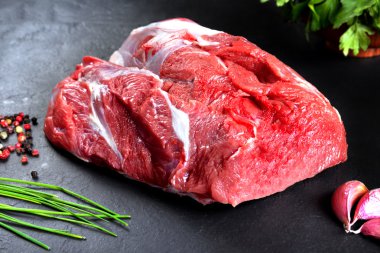 Taze ve çiğ et. Tüm parça kırmızı et ızgara veya Barbekü yemek hazır