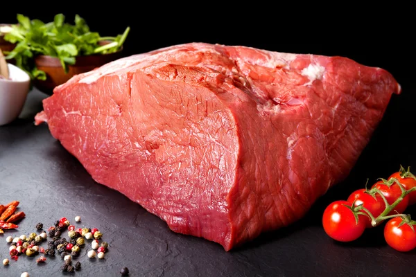 Carne fresca e crua. Pedaço inteiro de carne vermelha pronto para cozinhar na grelha ou churrasco — Fotografia de Stock
