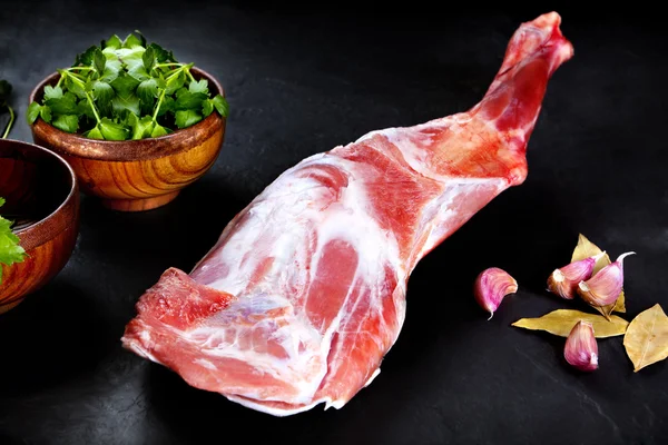 Carne fresca e crua. Costelas e costeletas de porco não cozidas, prontas para grelhar e churrasco — Fotografia de Stock