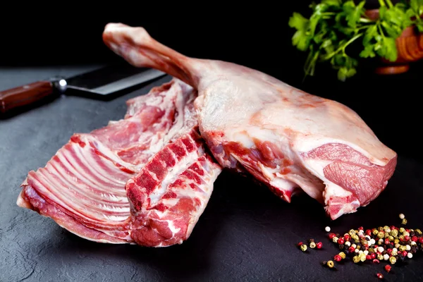 Carne fresca e crua. Costelas e costeletas de porco não cozidas, prontas para grelhar e churrasco — Fotografia de Stock