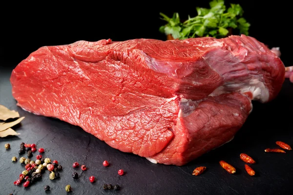 Fresh and raw meat. Whole piece of red meat ready to cook on the grill or barbecue — Stock Photo, Image