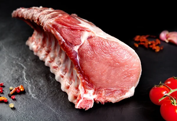 Carne fresca e cruda. Costolette e costolette di maiale crude, non tagliate, pronte per essere grigliate e grigliate — Foto Stock