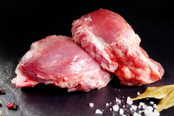 Carne fresca y cruda. Mejillas, cerdo rojo listo para cocinar en la parrilla o barbacoa . —  Fotos de Stock