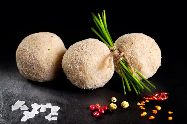 Patates köfte kızartma için batter kıyma ile doldurulmuş. İspanyolca tapas