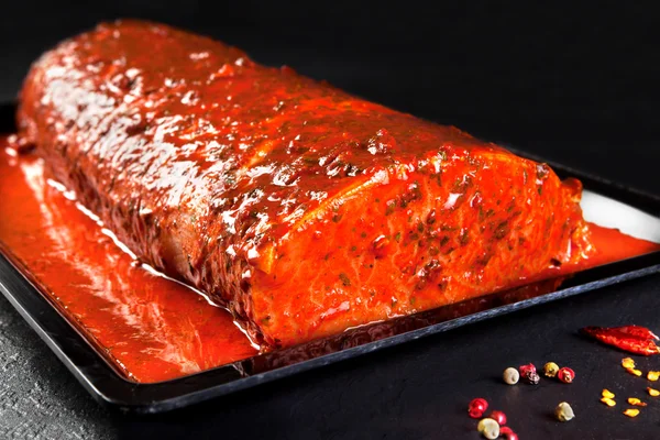 Hele stuk van gemarineerd varkensvlees lendenen klaar om te koken — Stockfoto
