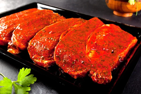 Filetes lomo de cerdo marinado listo para cocinar . — Foto de Stock