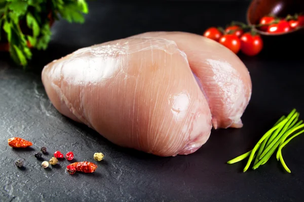 Carne cruda y fresca. Pechuga de pollo entera sin cocer y sin cortar —  Fotos de Stock