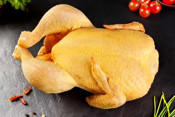 生肉。家禽只整鸡，准备煮上 Bqq 或烧烤鸡肉蔬菜 — 图库照片