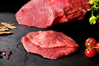 Taze ve çiğ et. Natürmort biftek yemek için Barbekü hazır.