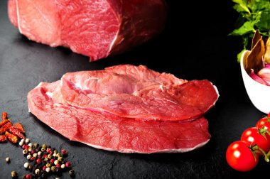 Taze ve çiğ et. Natürmort biftek yemek için Barbekü hazır.
