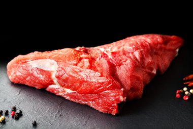 Taze ve çiğ et. Natürmort kırmızı et Steak Barbekü üzerinde pişirmek hazır