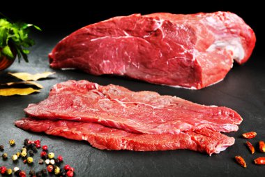 Taze ve çiğ et. Natürmort biftek yemek için Barbekü hazır.