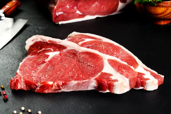 Vers en ruwe vlees. Ribeye. Gegrild vlees barbecue — Stockfoto