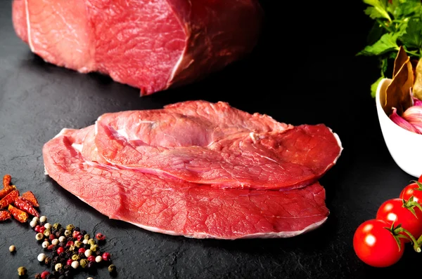 Taze ve çiğ et. Natürmort biftek yemek için Barbekü hazır.