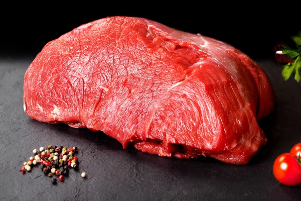 Čerstvé a syrové maso. Zátiší červené maso steak připraven k pečení na grilu — Stock fotografie