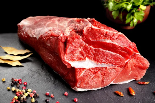 Carne fresca e crua. Natureza morta de bife de carne vermelha pronto para cozinhar no churrasco — Fotografia de Stock