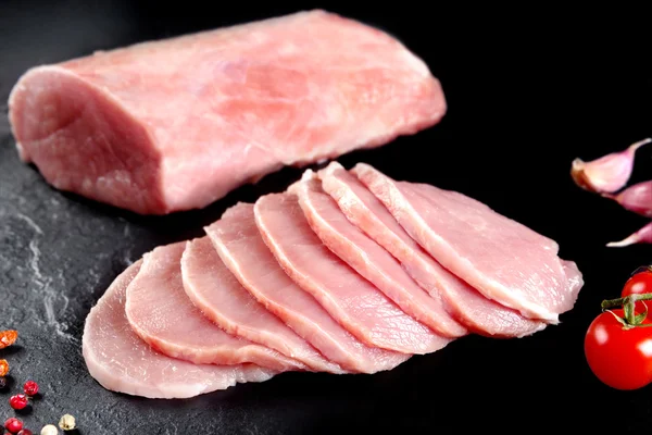 Carne fresca e crua. Medalhões de lombo de porco de lombo, bifes cozinhando . — Fotografia de Stock