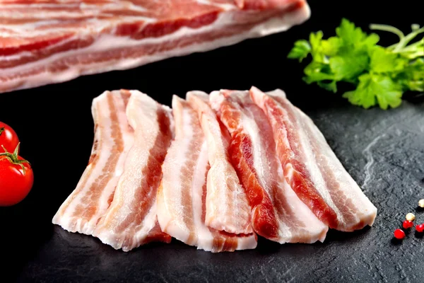 Färska och rå kött. Stilleben av bacon Bbq biffar. — Stockfoto