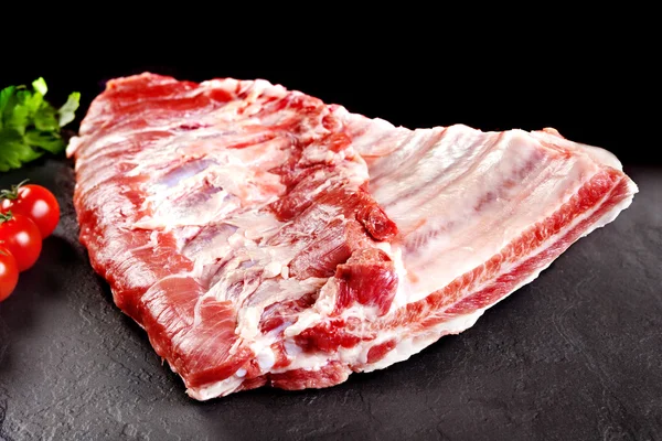 Vers en ruwe vlees. Ribben en pork chops ongekookt, onbesneden klaar om te grill en Bbq — Stockfoto