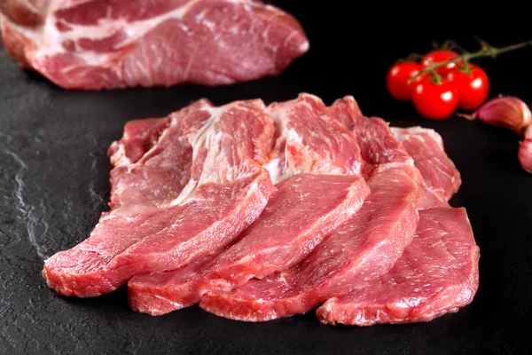 Vers en ruwe vlees. Stilleven steaks klaar voor het koken, barbecue. — Stockfoto