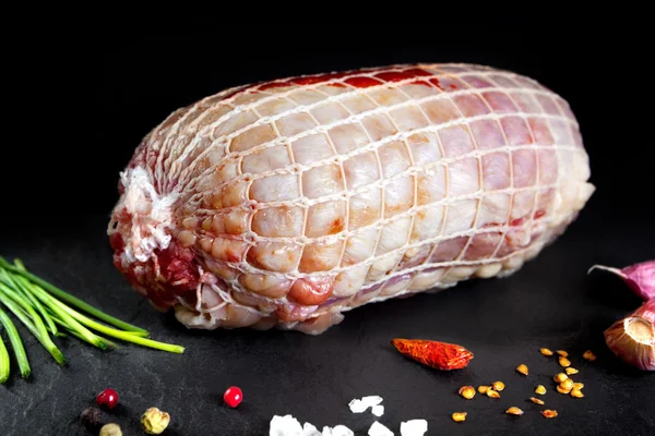 Ακατέργαστο και νωπά κρέατα. Κοτόπουλο γεμιστό. Ψητό βοδινό κρέας ρολό γεμιστό. Νεκρή φύση — Φωτογραφία Αρχείου