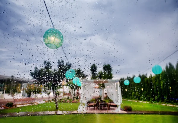 Outdoor ceremonie. Decoratie van vieringen. Regen door het raam — Stockfoto