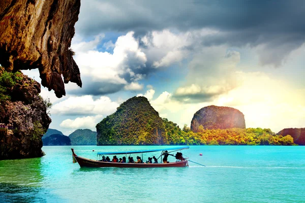 Bela paisagem de praia na Tailândia. Baía de Phang Nga, Mar de Andamão, Phuket . — Fotografia de Stock