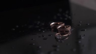 Sarı ışıkta alyanslar. Güzel bir gölgeyle ışık huzmelerinde alyanslar..