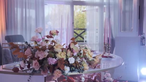 花や美しい家電製品の宴会場の装飾 — ストック動画