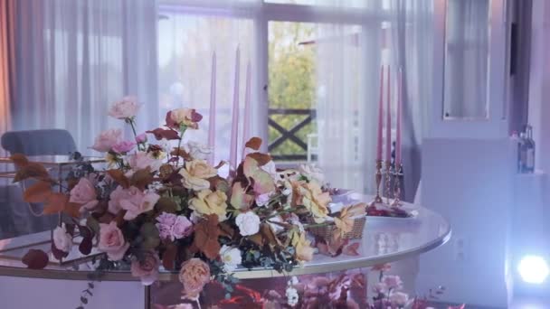Çiçeklerle Süslenmiş Ziyafet Salonu Güzel Aletler — Stok video