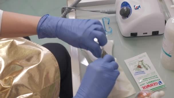 Medizinische Fußpflege Mit Nagelfeilenbohrgerät Patient Auf Pediküre Behandlung Beim Kinderarzt — Stockvideo