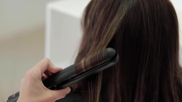 Peluquería Hace Etapa Final Creación Peinado Para Una Linda Chica — Vídeos de Stock