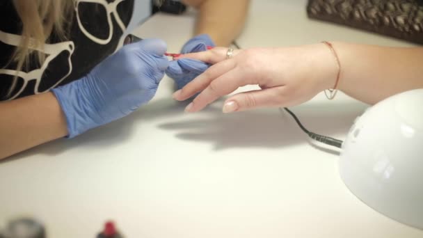 Hårdvarumanikyr Vackra Kvinnliga Händer Finger Spik Behandling Gör Processen Elektrisk — Stockvideo