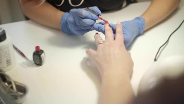 Hardware Maniküre Schöne Frauenhände Fingernagelbehandlung Herstellung Prozess Elektrischer Professioneller Nagelfeilenbohrer — Stockvideo