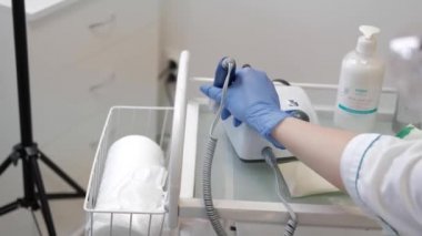 Tırnak törpüsü matkabıyla donanım tıbbi pedikür. Pediyatrist ayak hastalıkları uzmanıyla pedikür tedavisi gören hasta. Özel bir cihazla kaplıcada ayak soyma tedavisi. Podoloji Kliniği.