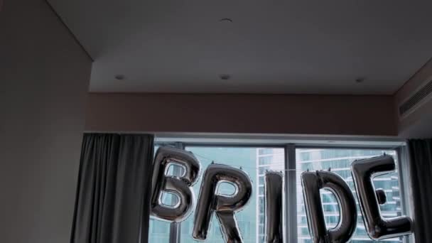 Janela Decorada Com Balões Com Palavra Noiva — Vídeo de Stock